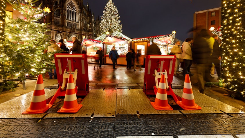 Fahrzeugsperren am Eingang zum Weihnachtsmarkt auf dem Roncalliplatz.