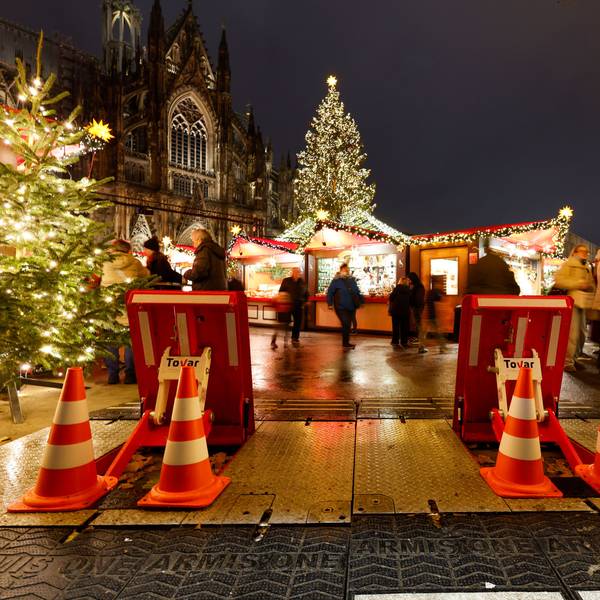 Fahrzeugsperren am Eingang zum Weihnachtsmarkt auf dem Roncalliplatz.