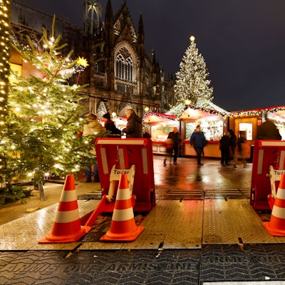 Fahrzeugsperren am Eingang zum Weihnachtsmarkt auf dem Roncalliplatz.