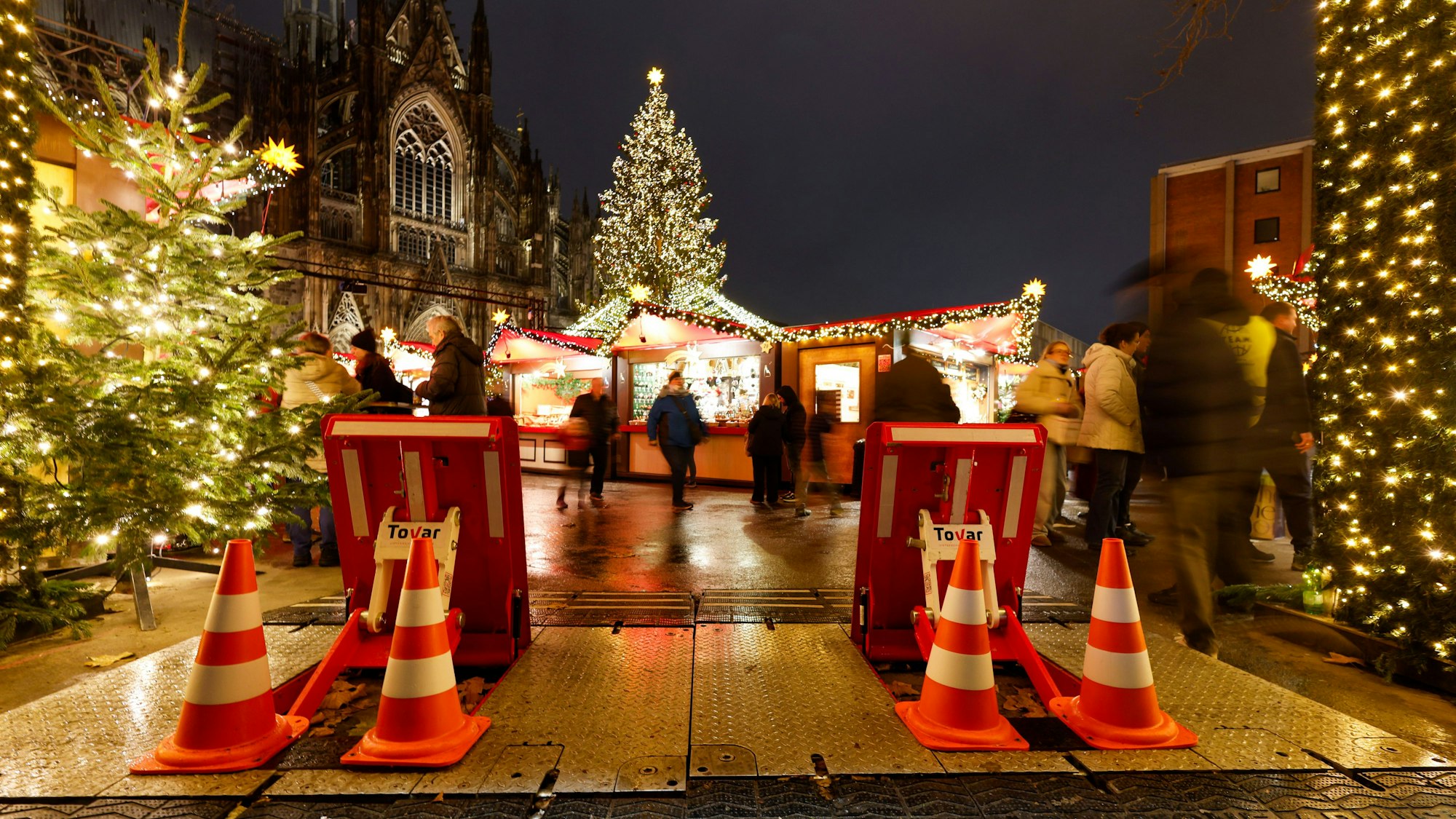 Fahrzeugsperren am Eingang zum Weihnachtsmarkt auf dem Roncalliplatz.