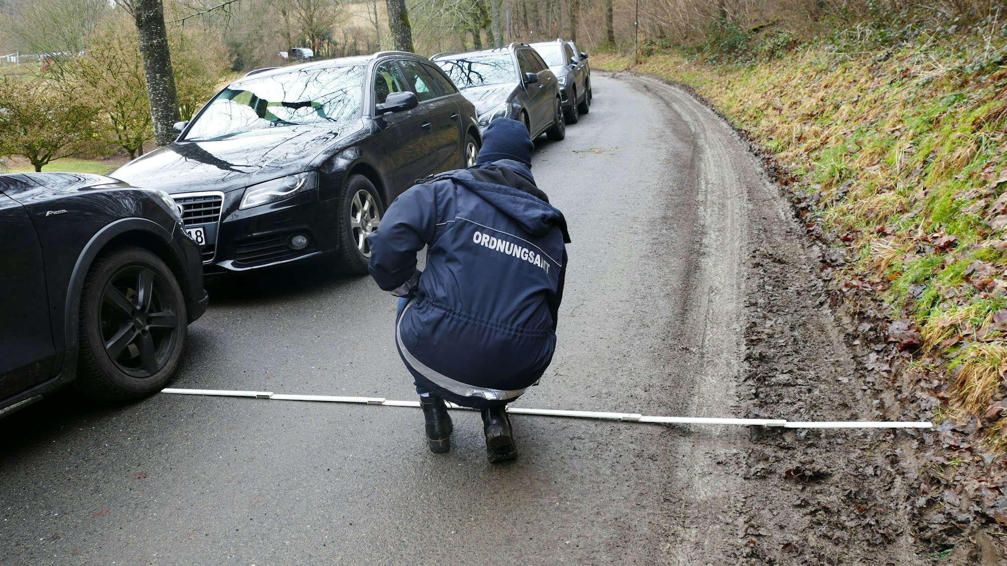 Zu geringe Restbreite der Fahrbahn: Das Ordnungsamt verteilte während der Rathauserstürmung Knöllchen an die Falsch abgestellten Fahrzeuge der Besucher - Rettungsfahrzeuige wären nicht mehr durchgekommen..