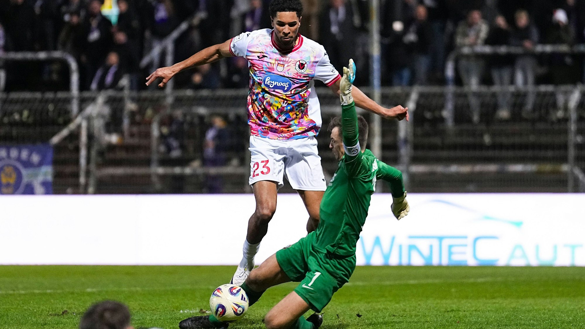 13.02.2026, xydrx, Fußball, 3.Liga, FC Viktoria Köln - FC Erzgebirge Aue, Saison 2025 2026, Sportpark Höhenberg: Benjamin Zank FC Viktoria Köln 23 im Zweikampf gegen Martin Maennel FC Erzgebirge Aue 1 DFB regulations prohibit any use of photographs as image sequences and or quasi-video. Photo: xYannisxDreimannxPressefotoKochx Nordrhein-Westfahlen Deutschland *** 13 02 2026, xydrx, Fußball, 3 Liga, FC Viktoria Köln FC Erzgebirge Aue, Saison 2025 2026, Sportpark Höhenberg Benjamin Zank FC Viktoria Köln 23 im Zweikampf gegen Martin Maennel FC Erzgebirge Aue 1 DFB regulations prohibit any use of photographs as image sequences and or quasi video Photo xYannisxDreimannxPressefotoKochx Nordrhein Westfahlen Germany