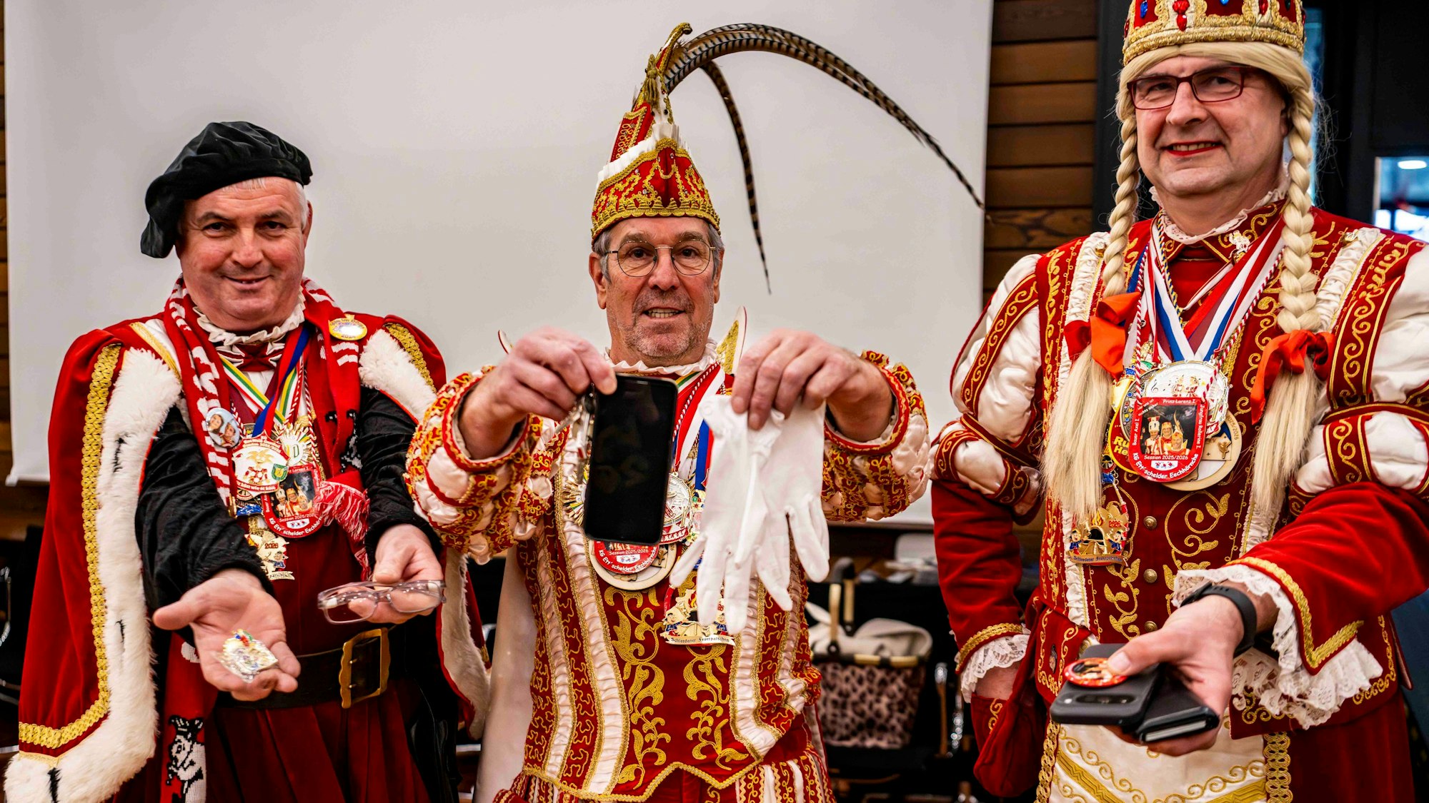 Das Bild zeigt die Obengenannten im Kreishaus. Dort präsentieren sie den Inhalt ihrer Taschen.