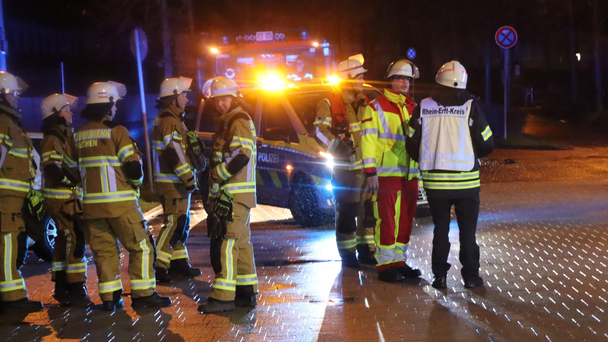 Rettungskräfte und Notärzte unter anderem aus Brühl, Wesseling und Hürth waren am Einsatzort.