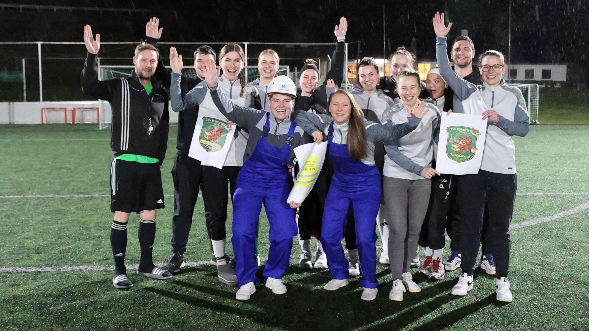 Die Fußballerinnen und Fußballer rufen Alaaf in Trainingskleidung und Kostüm.