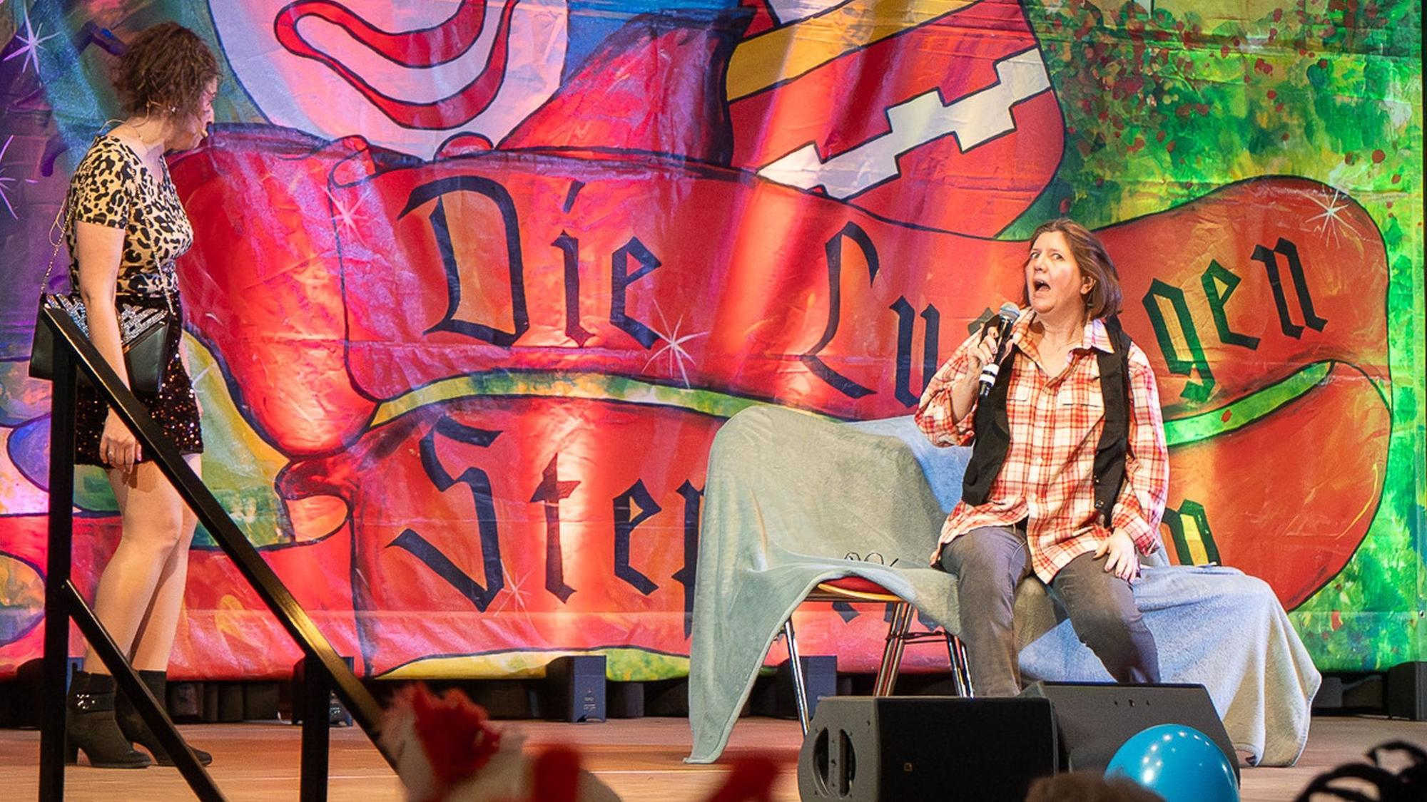 Man müsste noch mal 20 sein: Sonja Weber (r.) und Caro Schneider brachten einen Sketch zum Mädelsabend auf die Bühne.