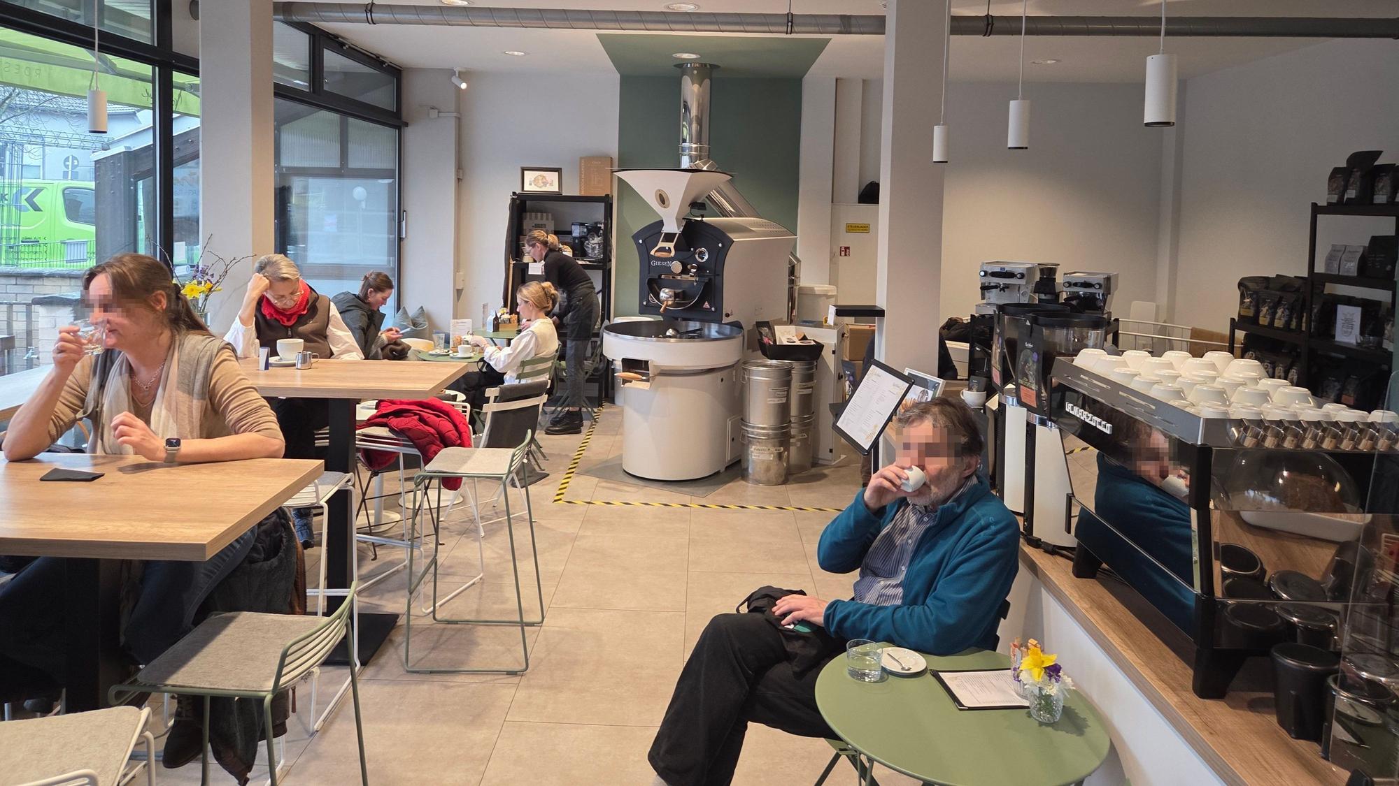 Im Café-Bereich der Provokateure ist es minimalistisch-gemütlich. Es riecht herrlich nach Kaffee, auch wegen der Röstmaschine, die zur Einrichtung dazugehört.