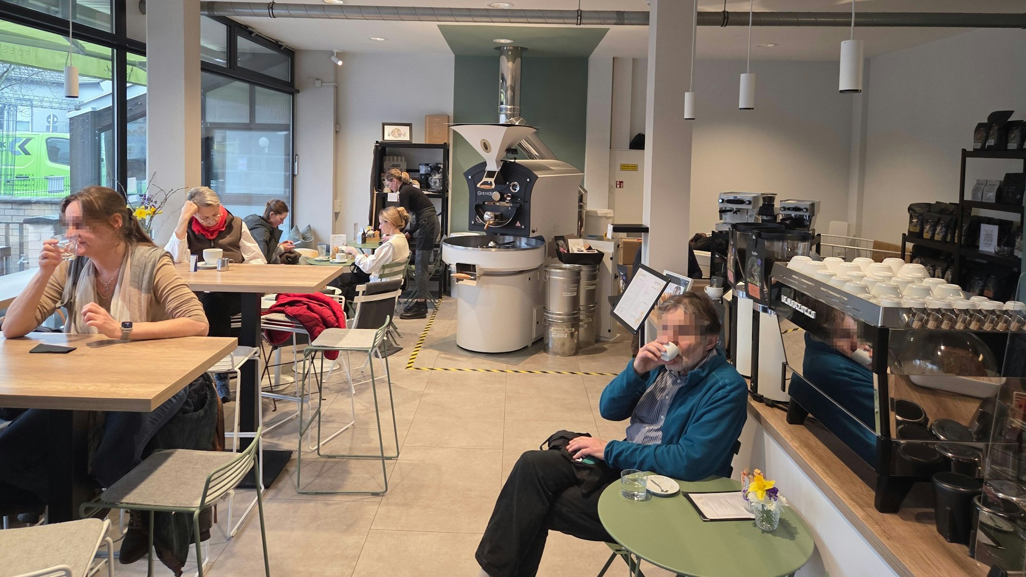 Im Café-Bereich der Provokateure ist es minimalistisch-gemütlich. Es riecht herrlich nach Kaffee, auch wegen der Röstmaschine, die zur Einrichtung dazugehört.