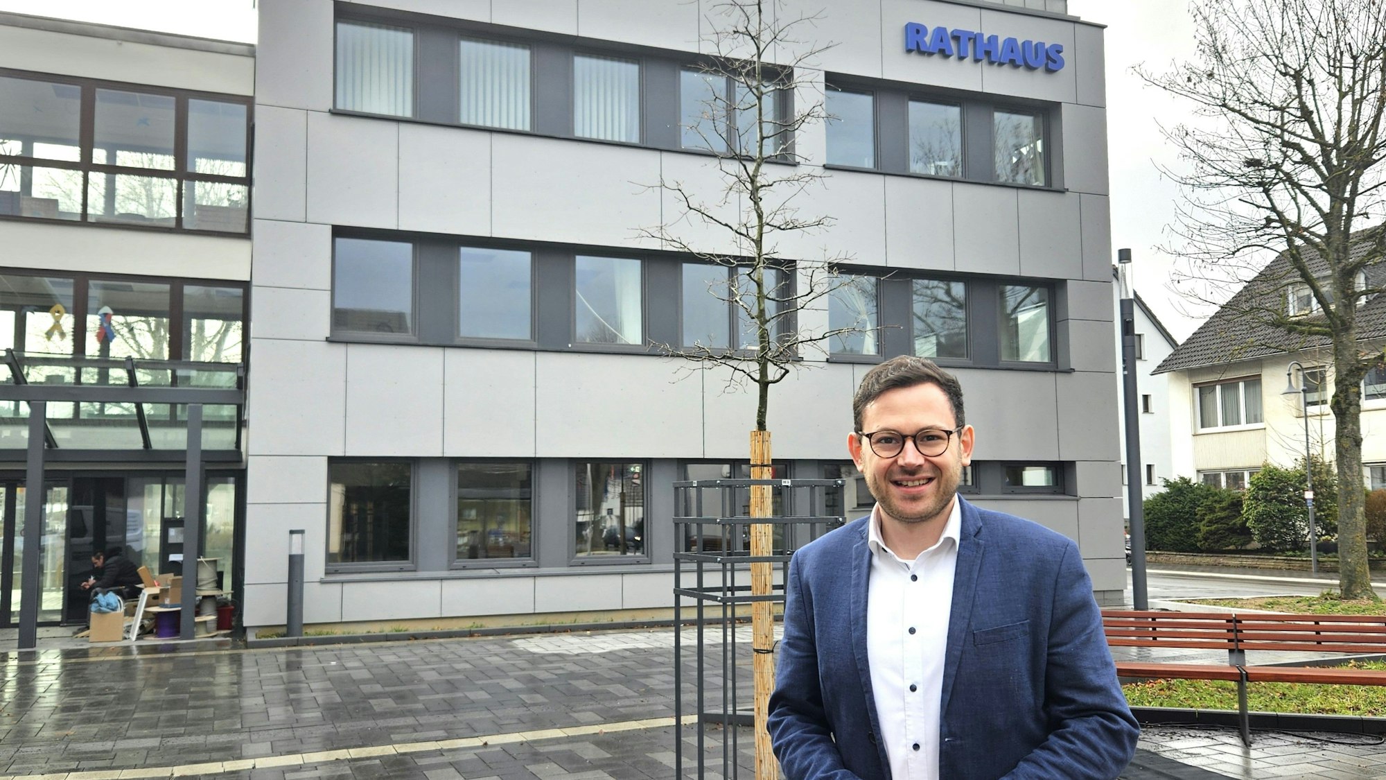Emmanuel Kunz steht vor dem Anbau an das Kaller Rathaus.