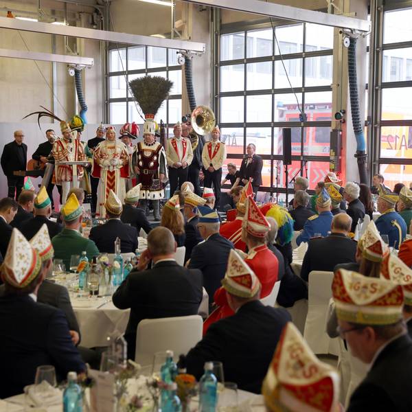 Statt Rettungswagen standen in der Feuerwache in Kalk am Freitag festlich gedeckte Tische.