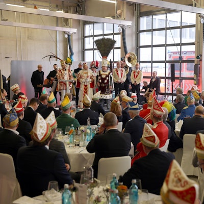 Statt Rettungswagen standen in der Feuerwache in Kalk am Freitag festlich gedeckte Tische.