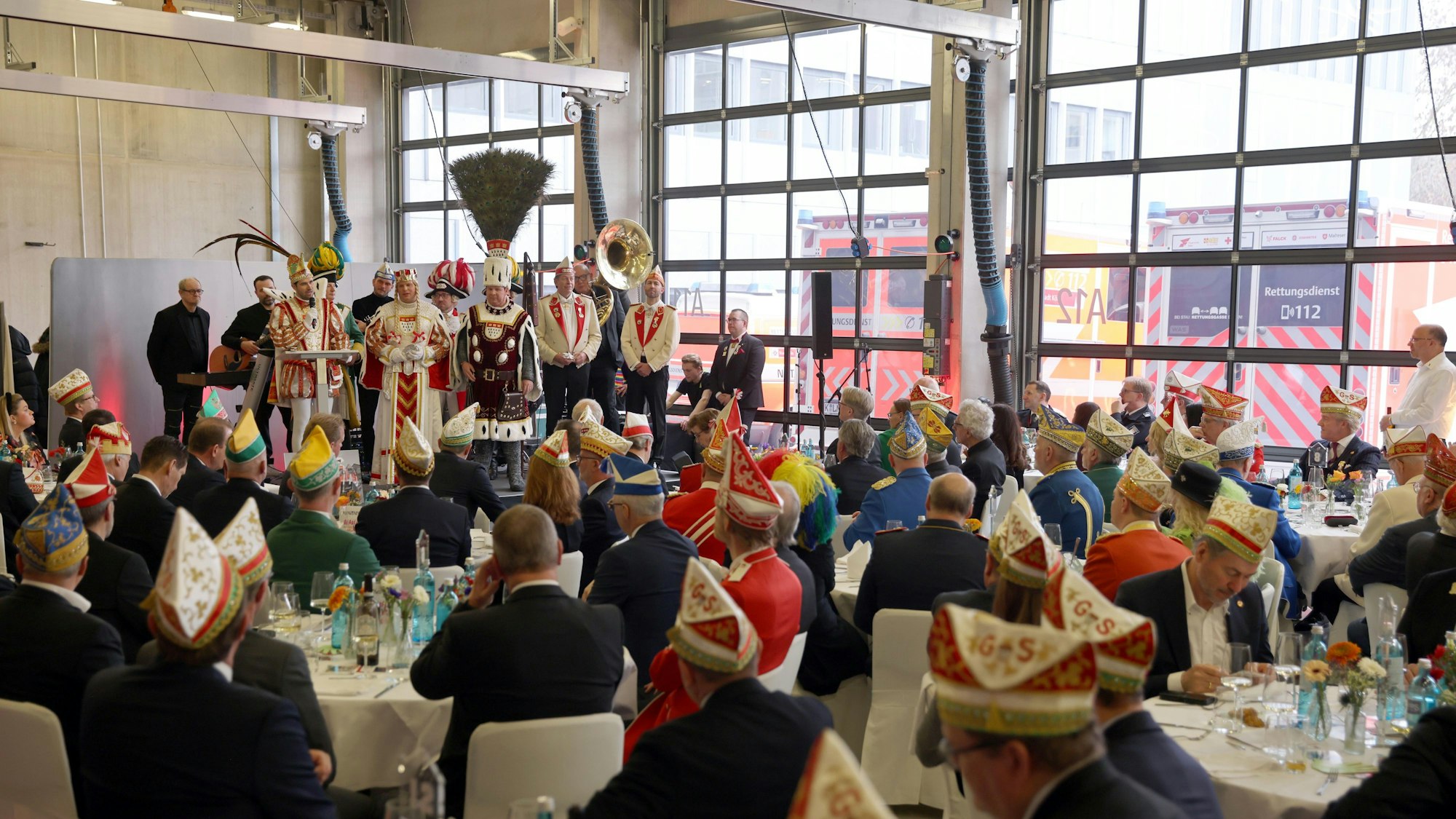 Statt Rettungswagen standen in der Feuerwache in Kalk am Freitag festlich gedeckte Tische.