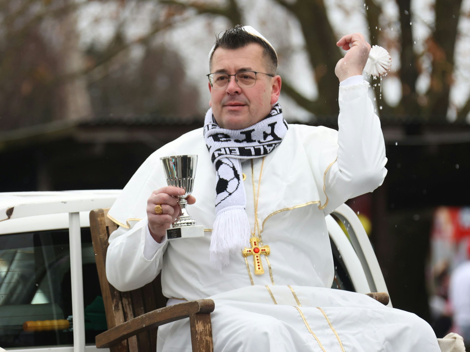 Gesegnet wurden die Zuggäste am Wegesrand auch.