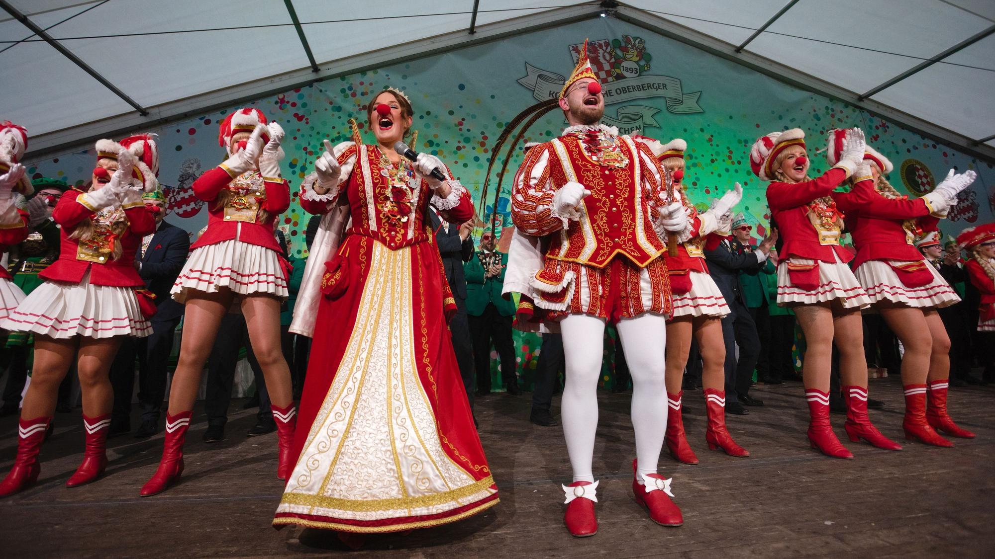 Das Engelskirchener Prinzenpaar tanzt und singt auf der Bühne.