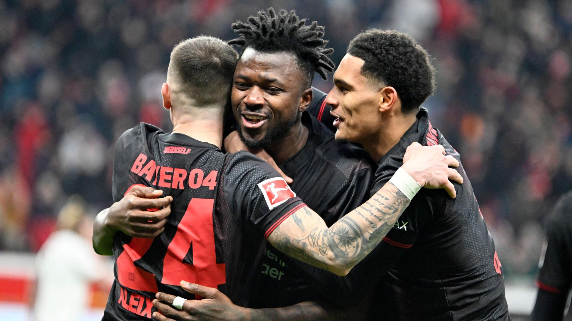 Leverkusener Freude: Edmond Tapsoba (Mitte) jubelt mit Aleix Garcia (li.) und Jarell Quansah über einen Treffer zum 3:0.