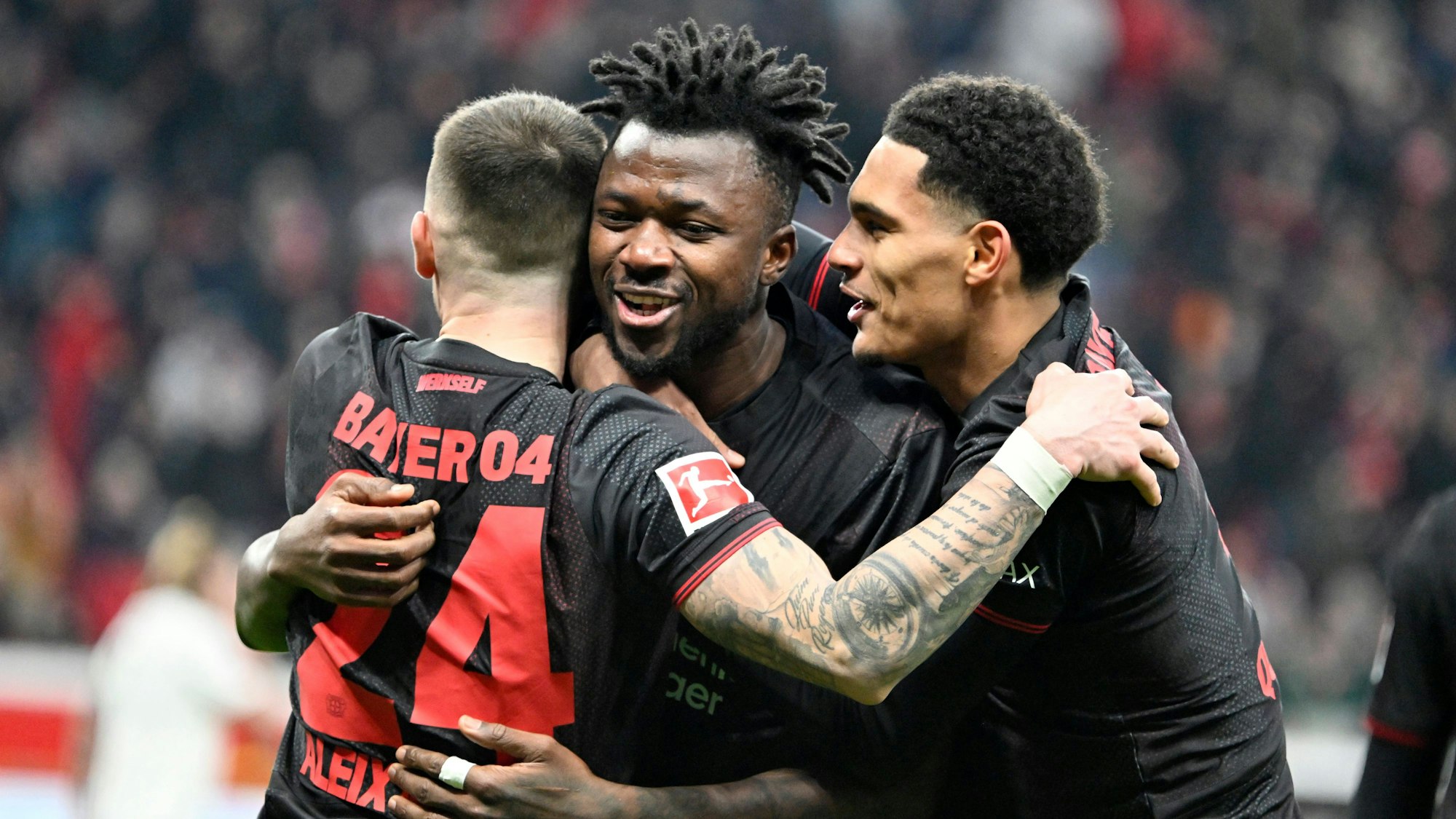 Leverkusener Freude: Edmond Tapsoba (Mitte) jubelt mit Aleix Garcia (li.) und Jarell Quansah über einen Treffer zum 3:0.