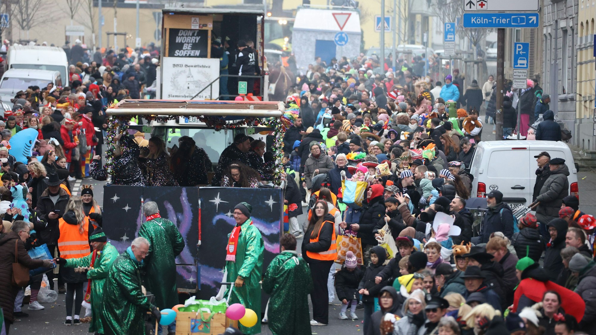 Die gut gefüllte Münstereifeler Straße in Euskirchen.