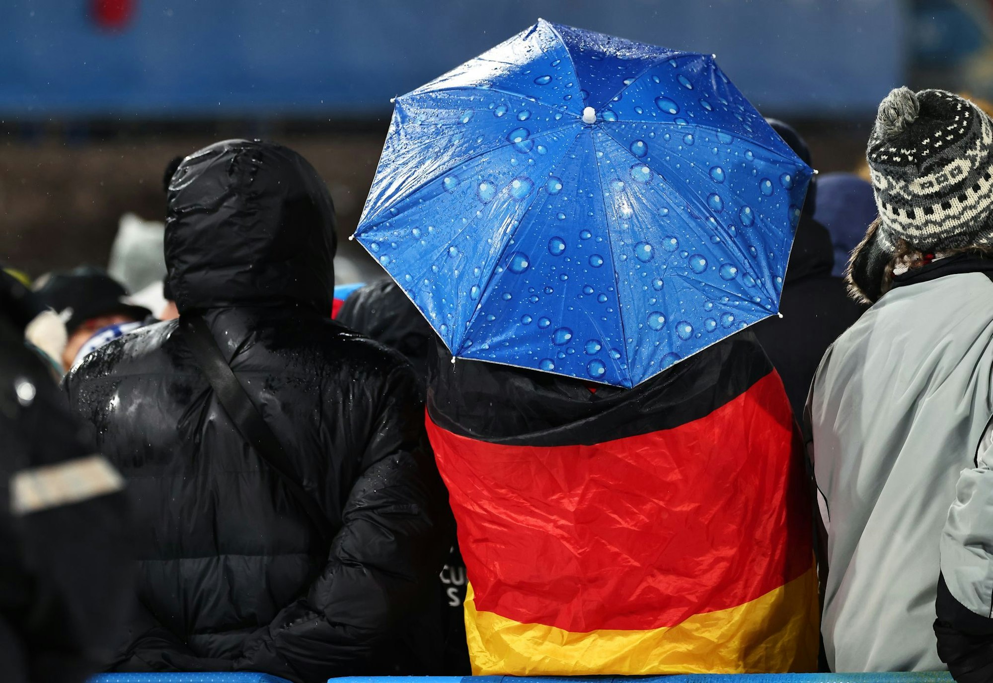 Die Fans ließen sich vom miesen Wetter nicht aufhalten.