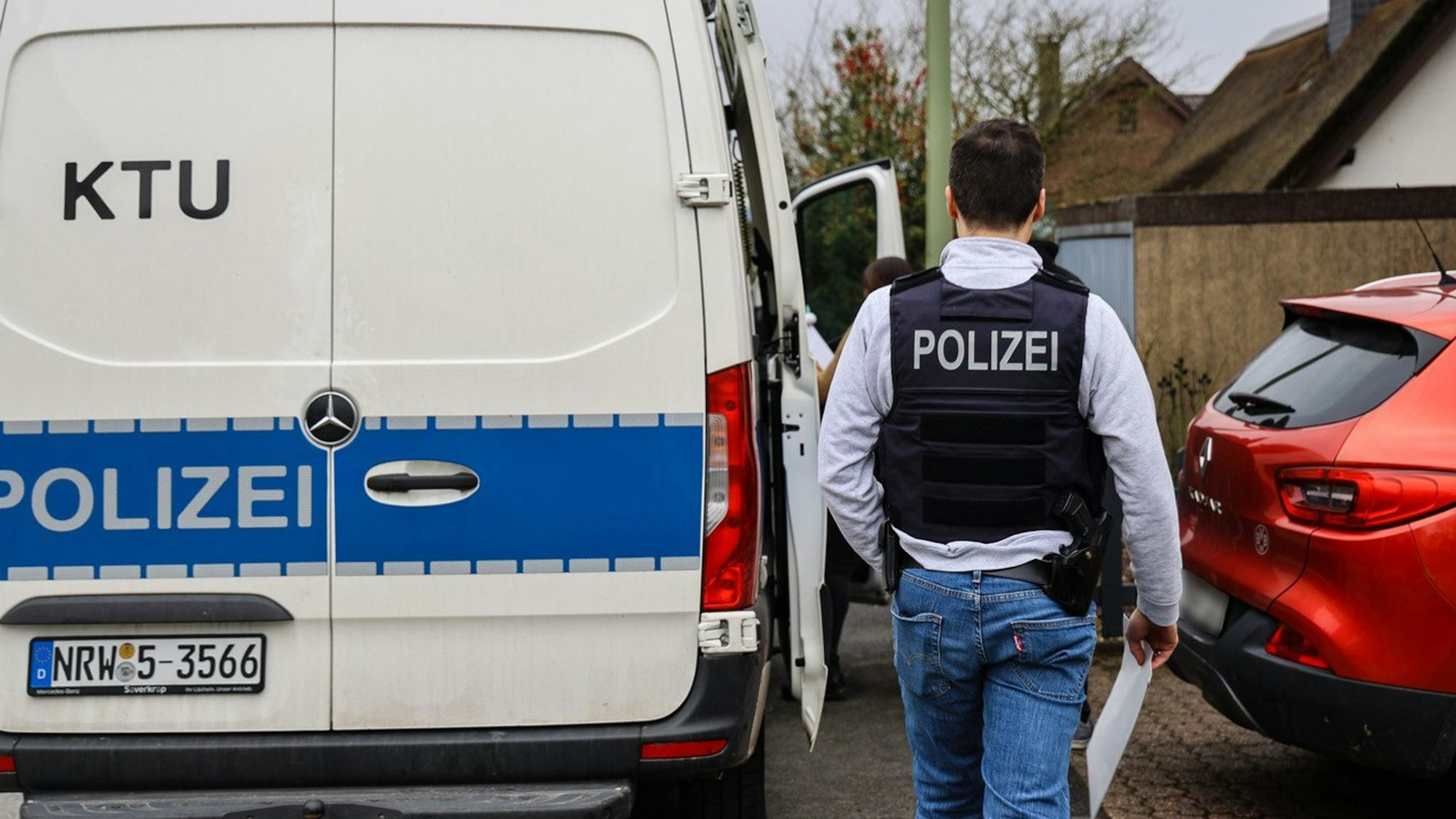 Nach der Tat sicherten Einsatzkräfte Spuren.