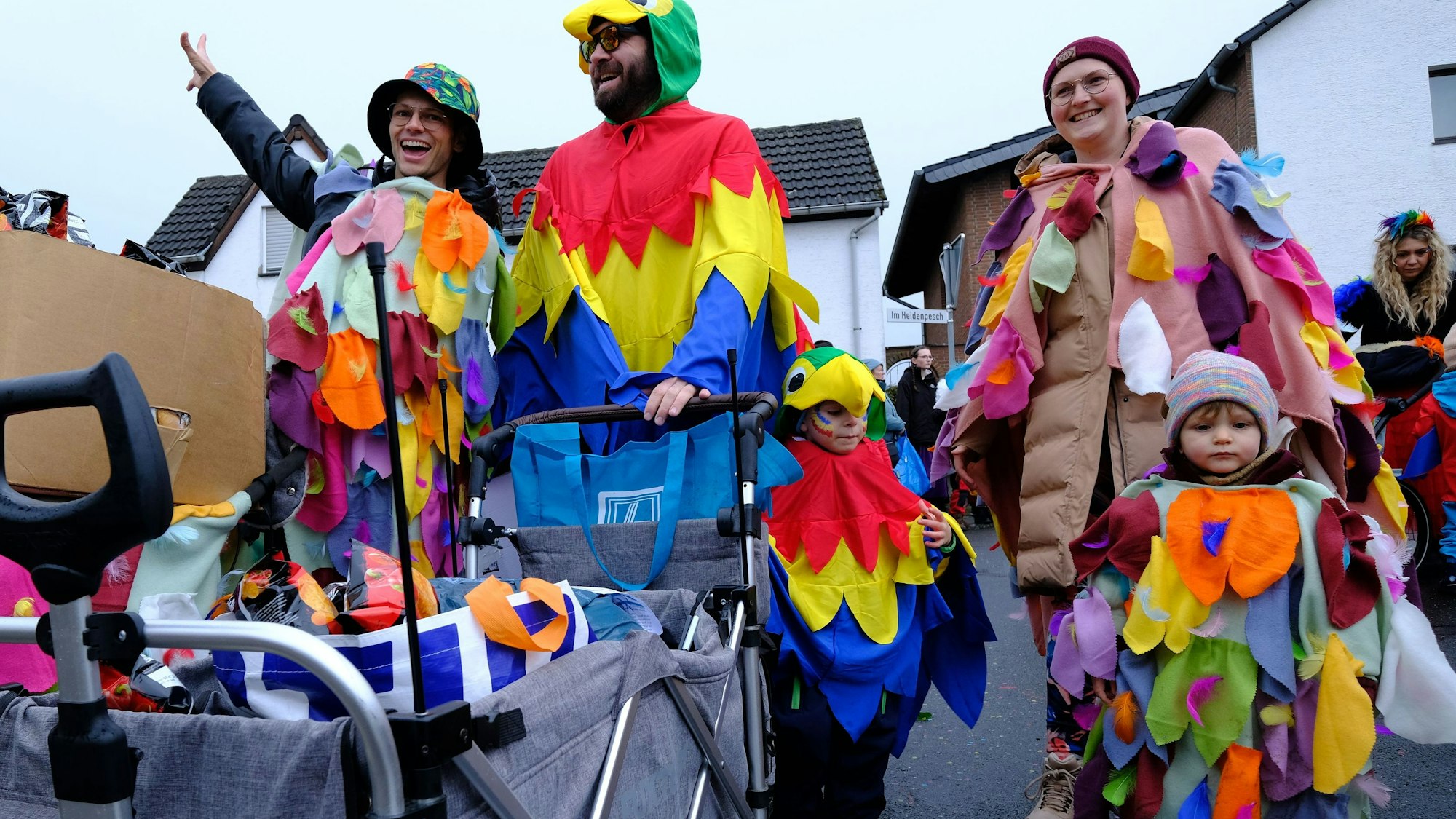 Bunt wie ein Papagei: So lautete in diesem Jahr das Motto des Awo-Kindergartens Bergheim, der mit insgesamt 65 schrägen Vögeln, darunter auch etlichen Mamageien, die größte Gruppe bildete.