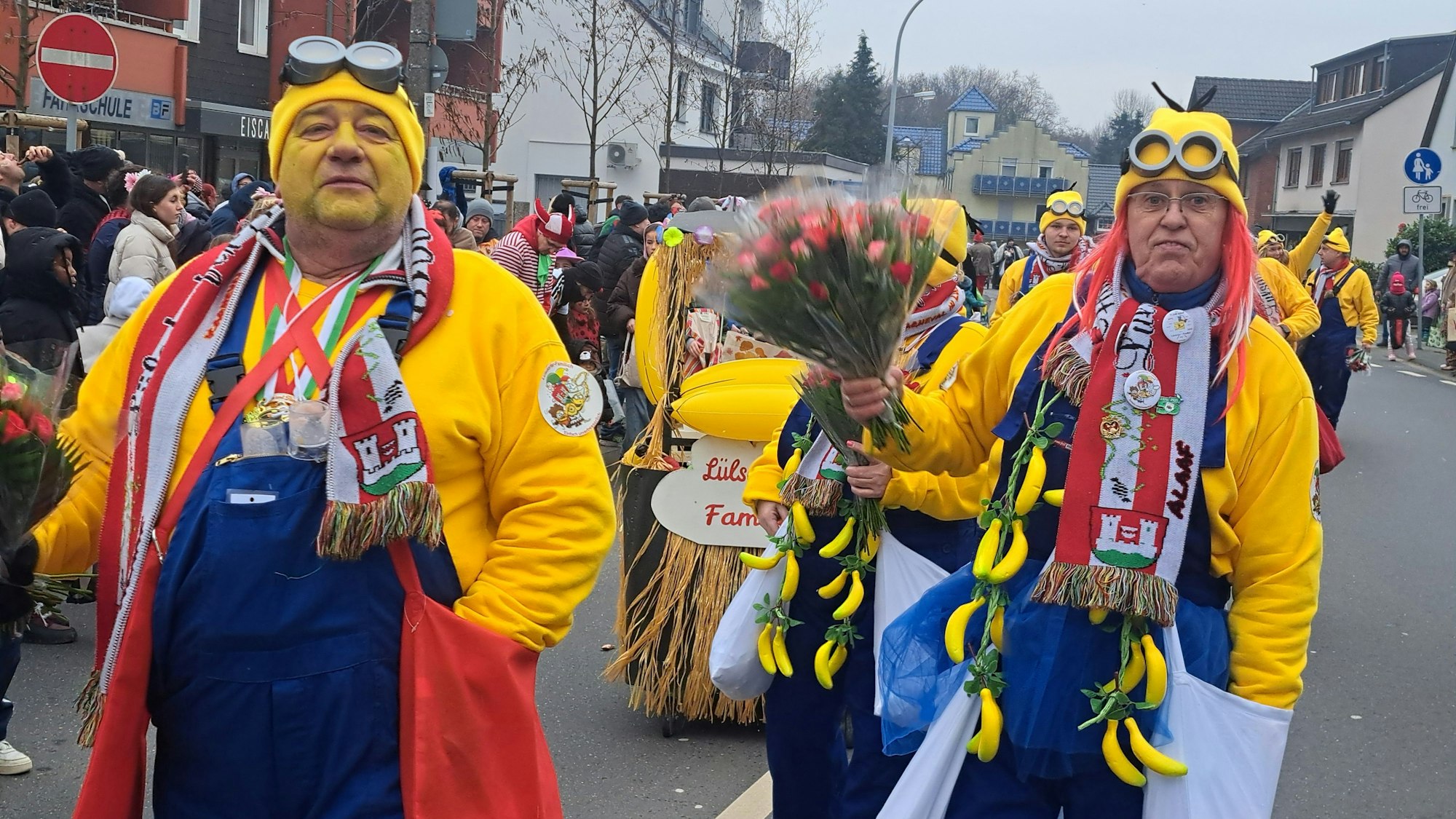 Als Minions zog die Lülsdorfer Familisch mit in ihrem Veedelszoch.