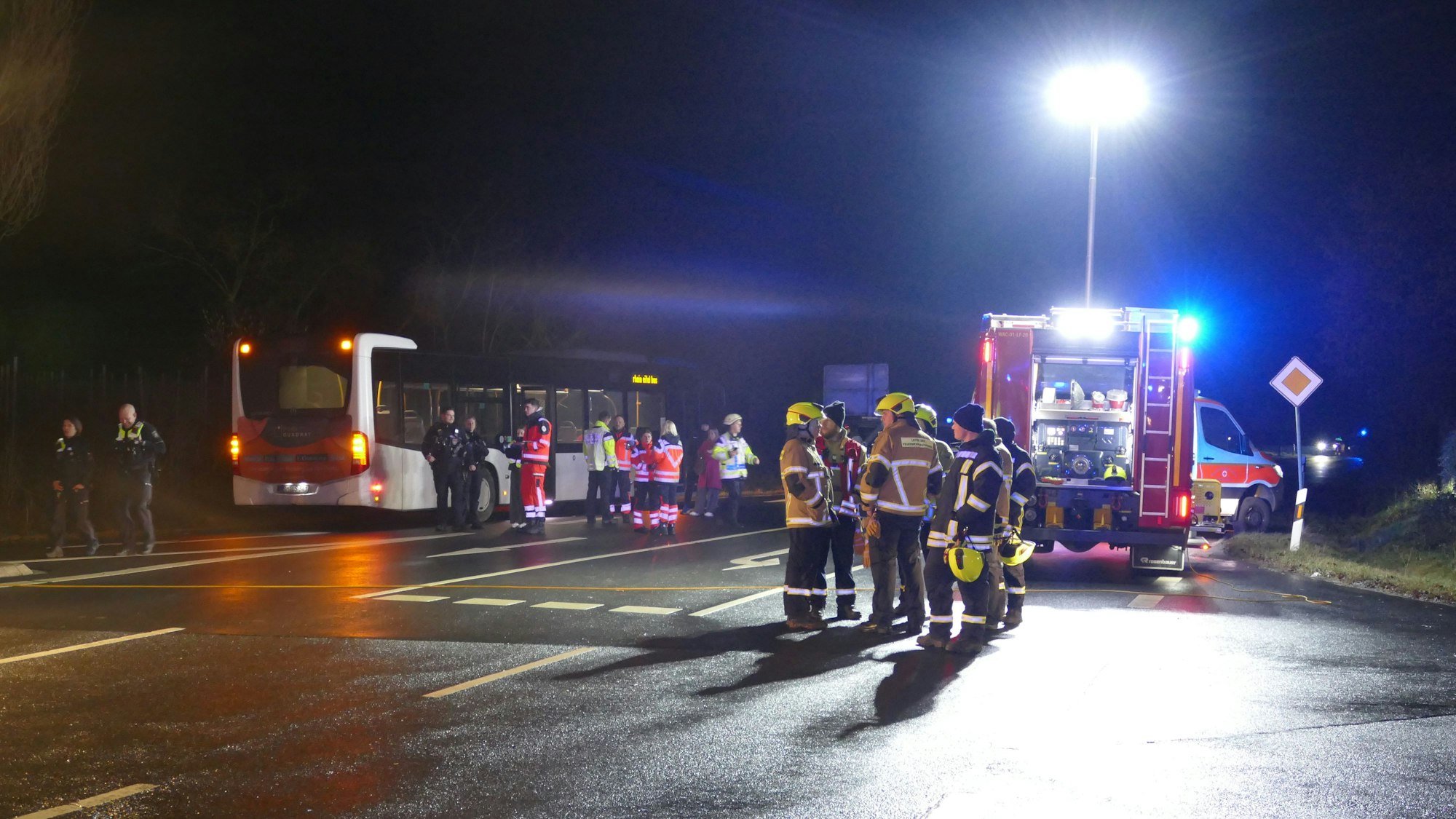 Einsatzkräfte stehen an der Unfallstelle.