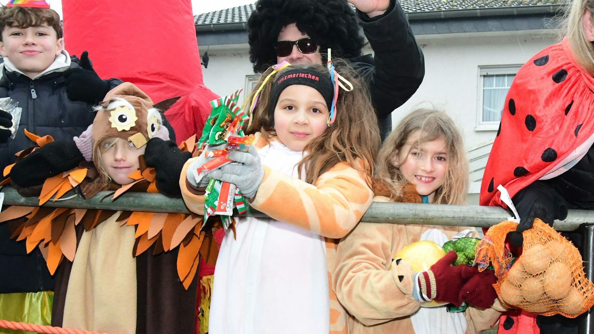 Von wegen junges Gemüse: Diese Kids verteilten Kartoffeln, Tomaten, Honigmelonen und mehr.