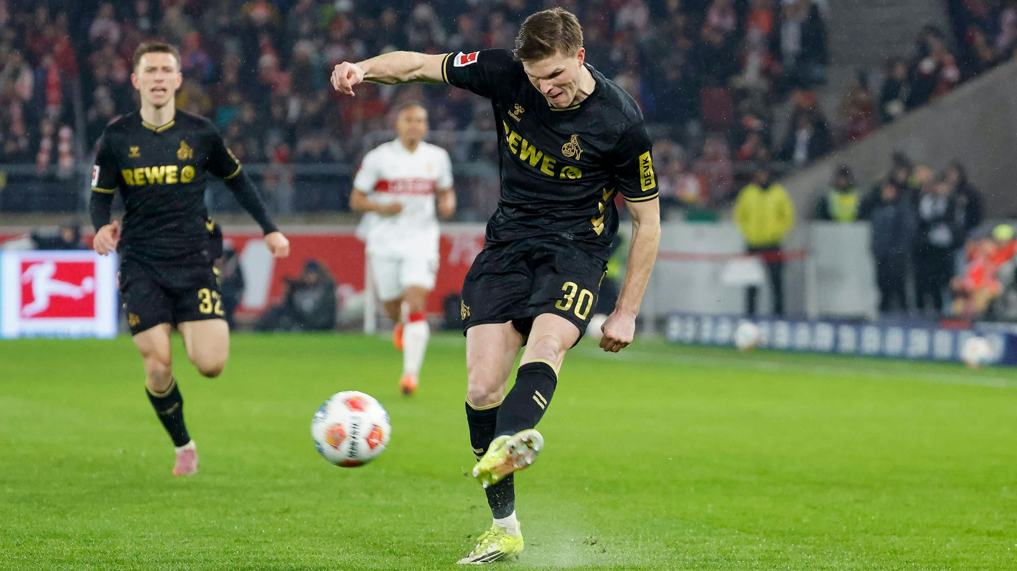 FC-Stürmer Marius Bülter beim Torschuss.