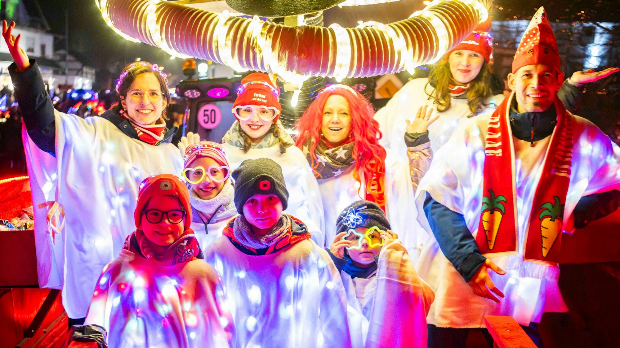 Auf dem Bobbycar-Wagen genossen die Morreköpp mit Leo und Theo die Fahrt im Lichterzoch, bei dem sie zum ersten Mal aktiv dabei waren.