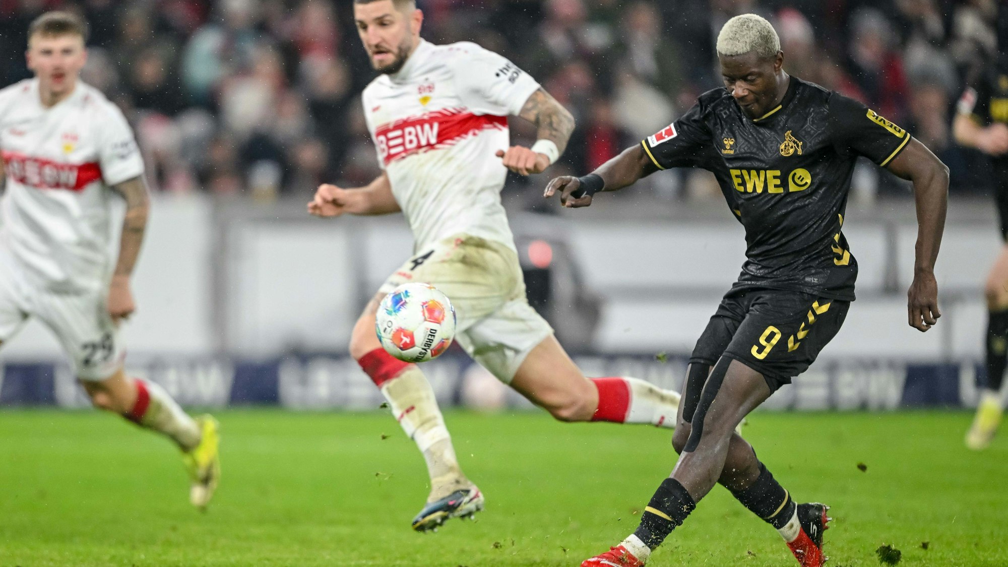 Ragnar Ache (r.) lupft den Ball zum 1:1-Ausgleich für den 1. FC Köln ins Tor.