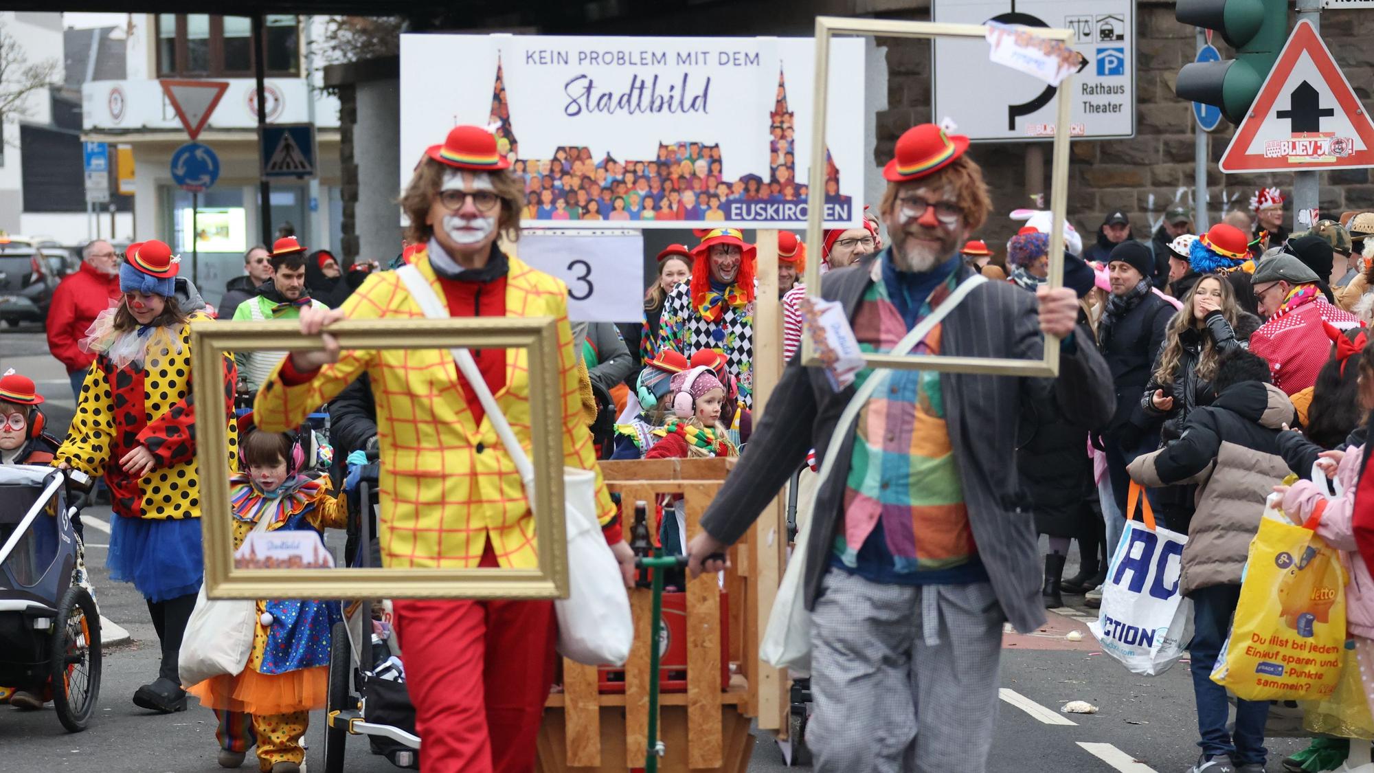 Die Gruppe Sina hat kein Problem mit dem Stadtbild, denn bei ihr ist jeder Jeck anders.
