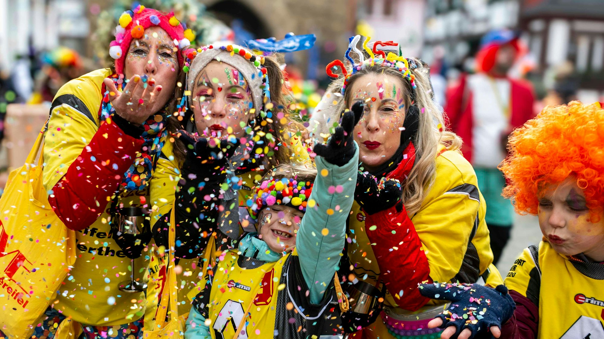 Konfetti und Alaaf: Auch beim Zoch in Bad Münstereifel eine perfekte Kombination.