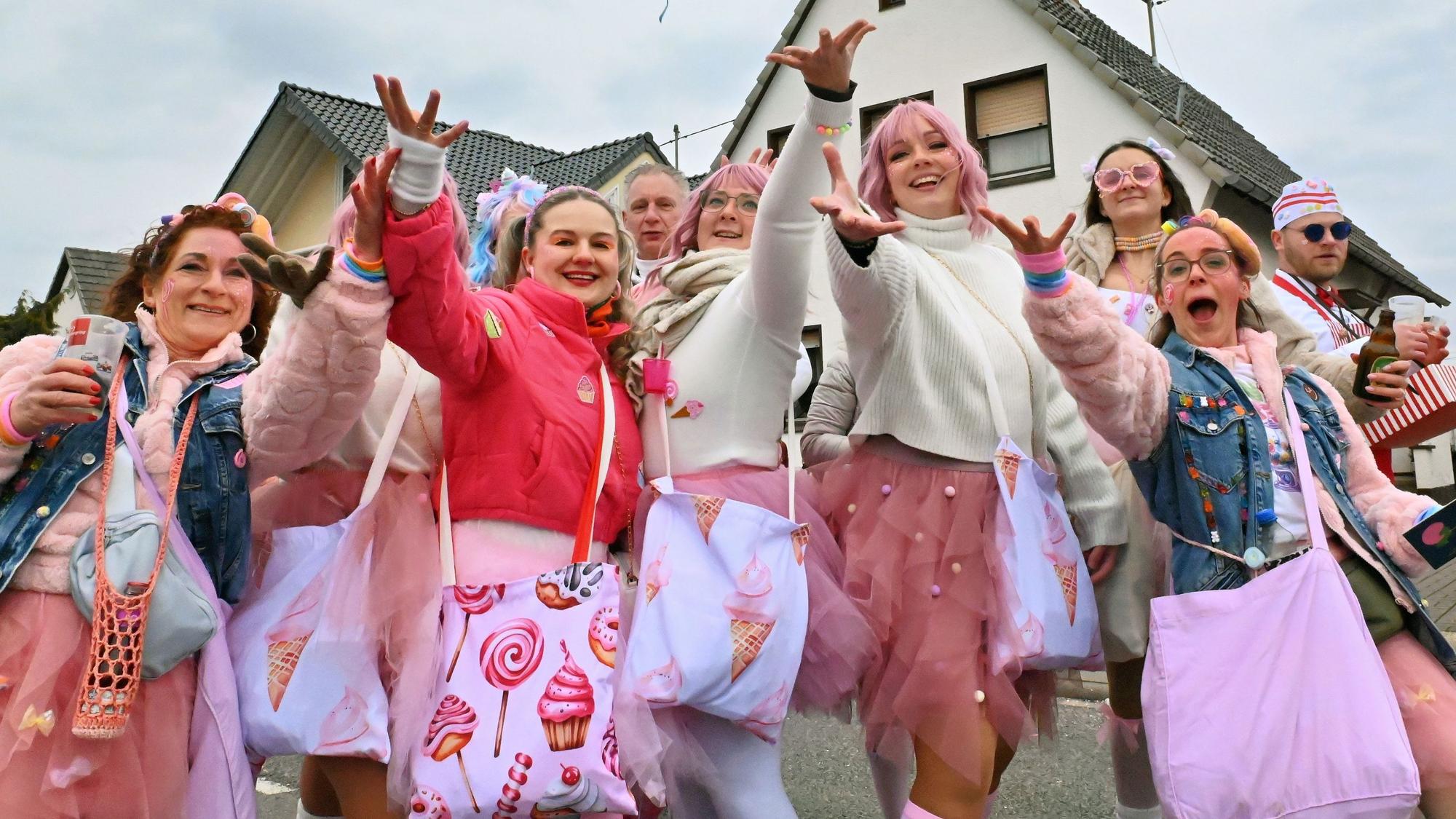 Passend zum Namen verteilten die Candy-Girls kiloweise begehrte Süßigkeiten unter den Schwerfener Jecken.