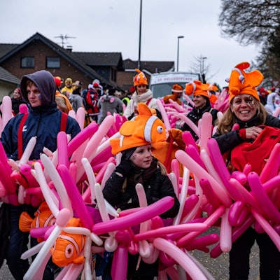 Das Foto zeigt Jecke beim Zug in Kürten