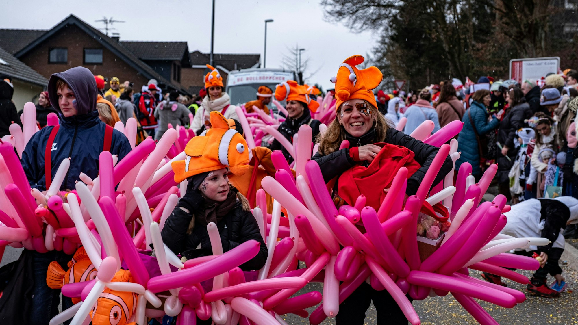 Das Foto zeigt Jecke beim Zug in Kürten