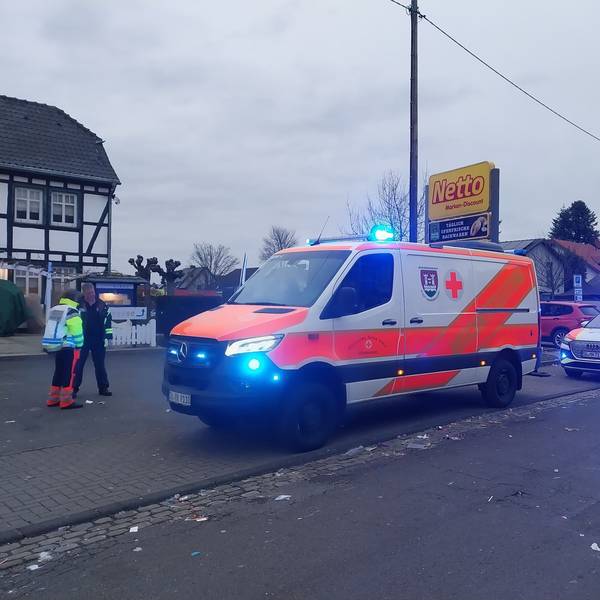 Vier Menschen kamen verletzt ins Krankenhaus, nachdem mehrere Menschen vom Wagen der Rheidter Väter gestürzt waren.