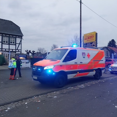 Vier Menschen kamen verletzt ins Krankenhaus, nachdem mehrere Menschen vom Wagen der Rheidter Väter gestürzt waren.