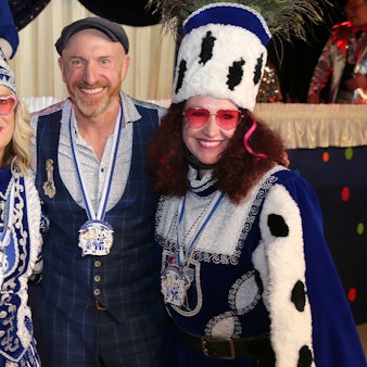 Büttenredner Martin Schops mit dem Bielsteiner Dreigestirn.