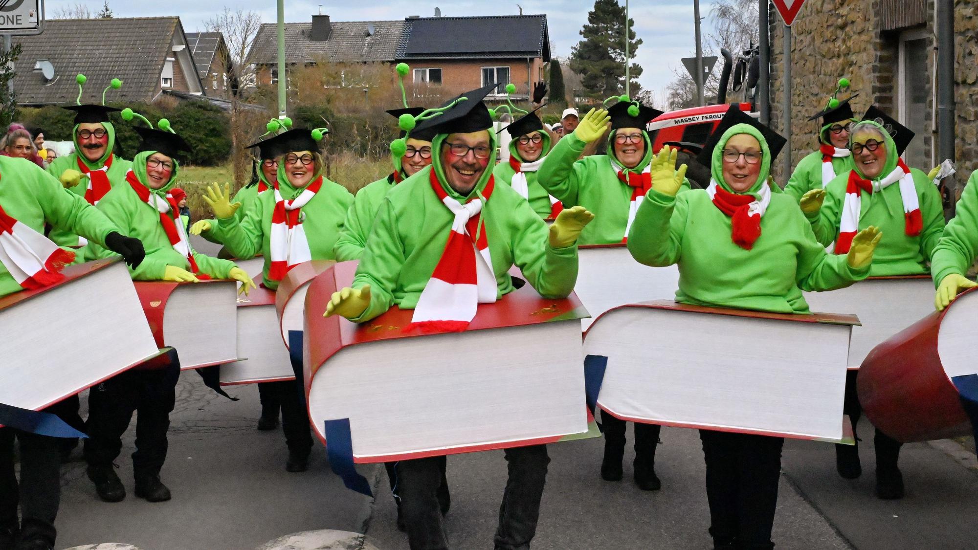 Die Bücherwürmer aus Embken waren zum ersten Mal beim Straßenkarneval in Bürvenich zu Gast.