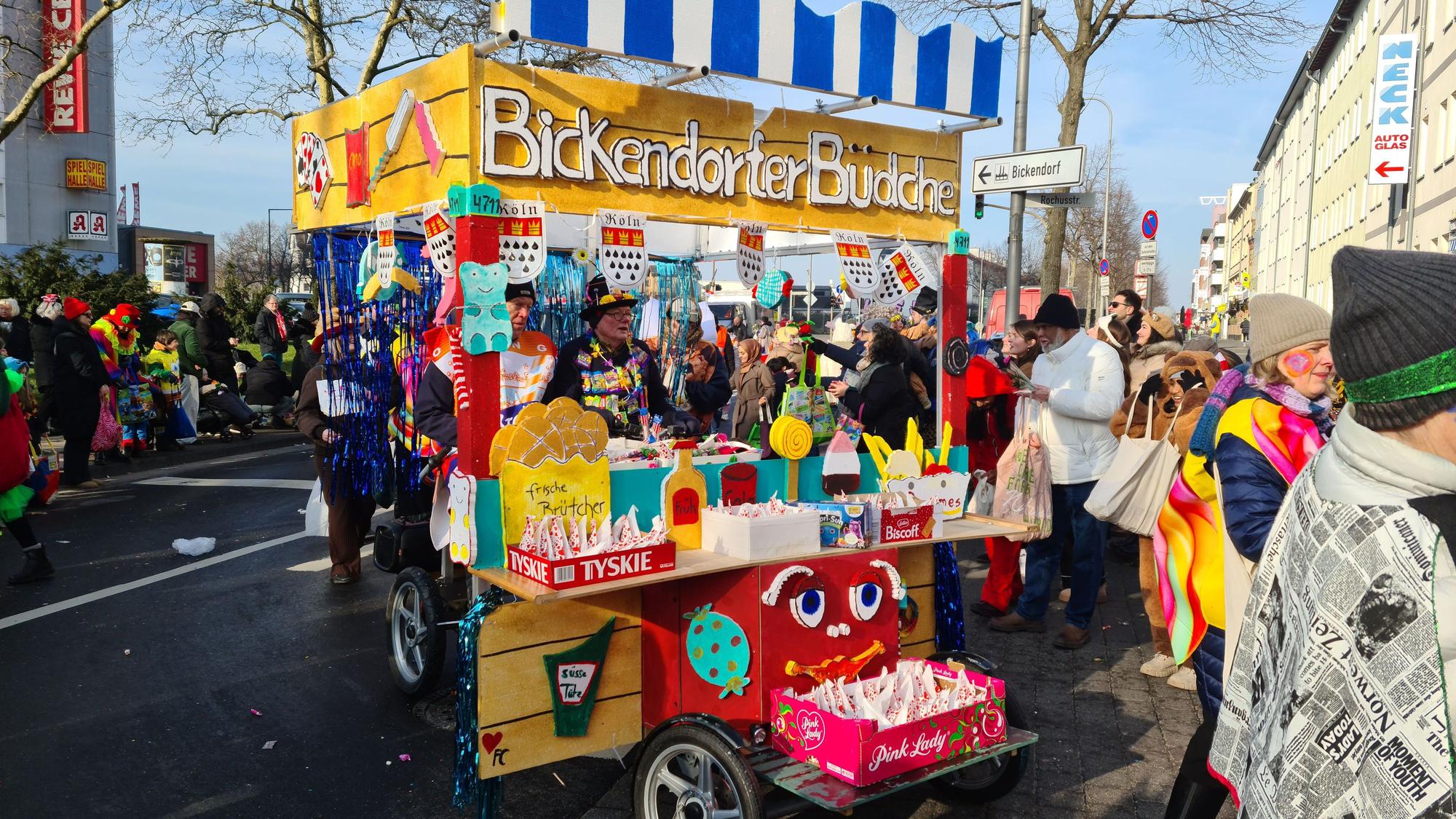 Ein rollendes Bickendorfer Büdchen biegt in die Rochusstraße ein.