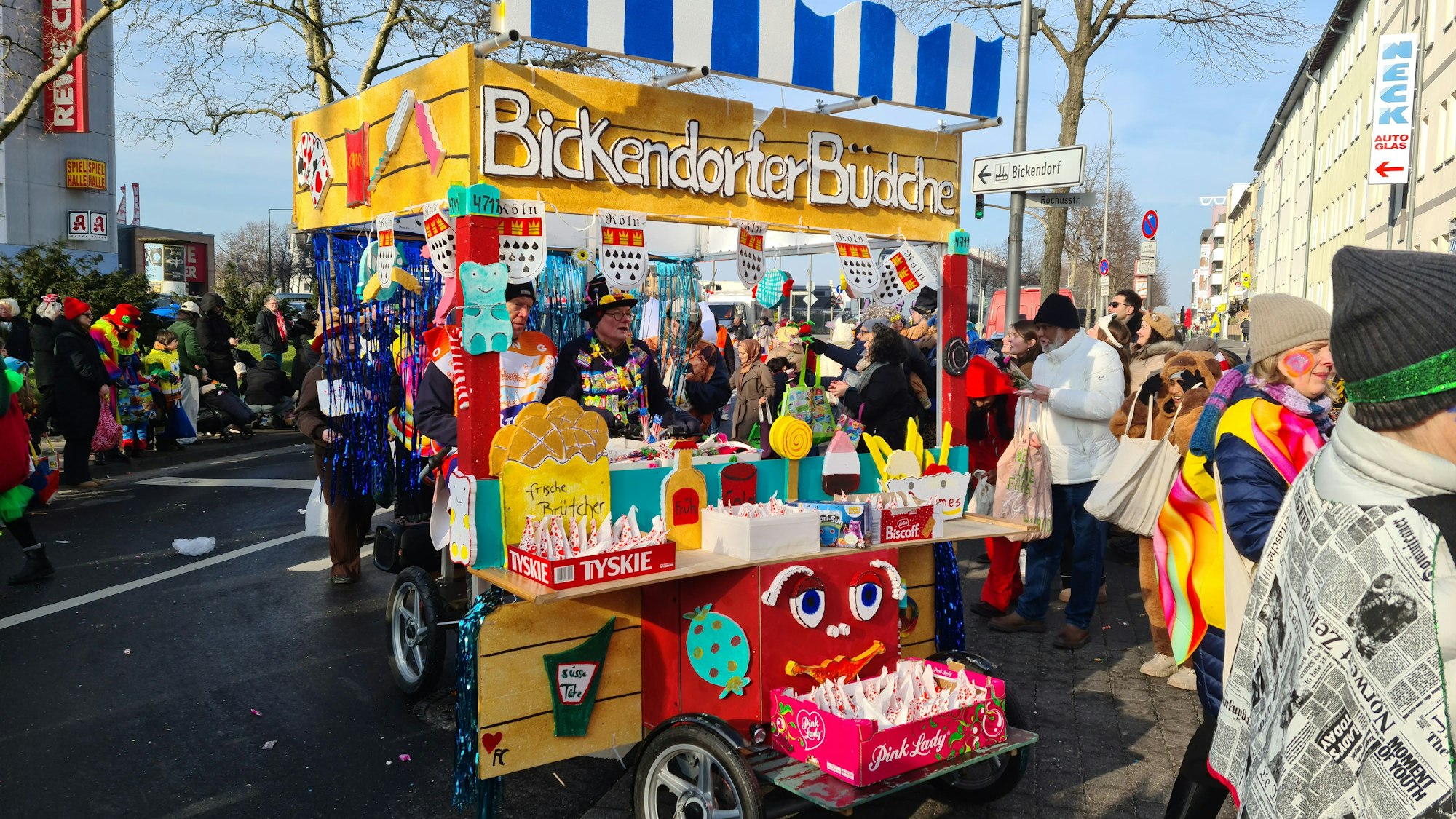 Ein rollendes Bickendorfer Büdchen biegt in die Rochusstraße ein.