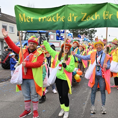 Die Fußgruppe der KG Für Uns Pänz trug neonfarbene Kostüme