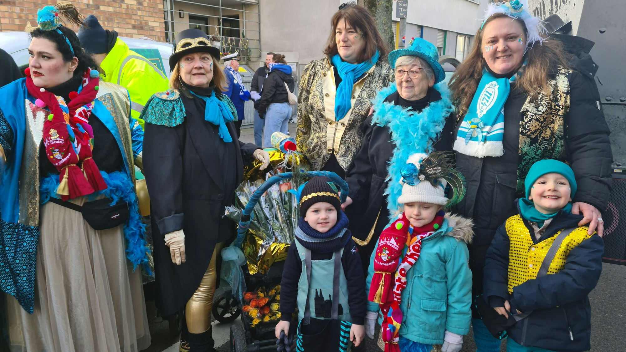Eine Gruppe Erwachsener und Kinder schauen in die Kamera.