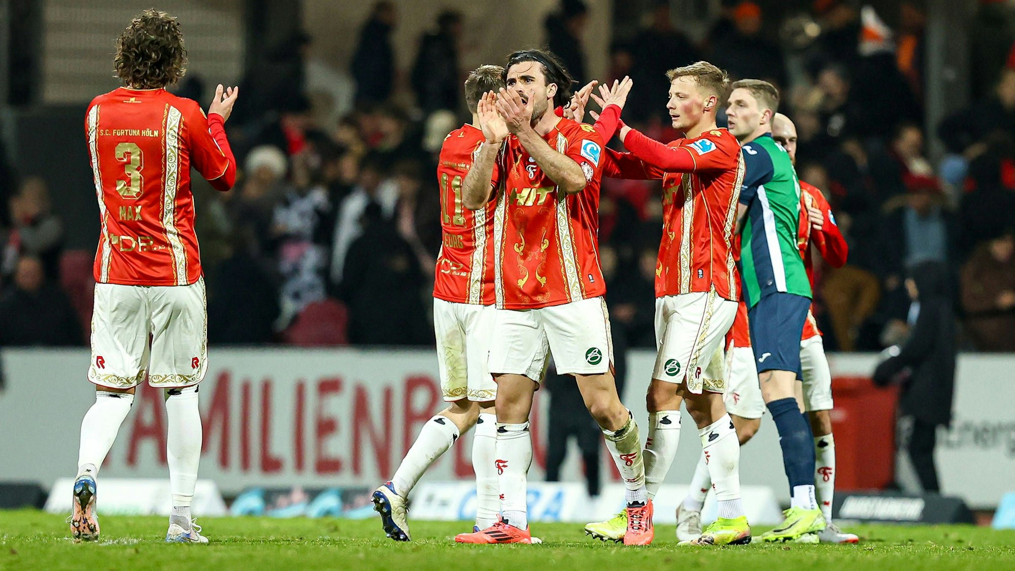 13.02.2026, xKWIx, Fußball, Regionalliga West, SC Fortuna Köln - FC Gütersloh, Südstadion: Die Kölner freuen sich über den Abpfiff und den Sieg Photo: xKamilxWilkowskixPressefotoKochx NRW Deutschland *** 13 02 2026, xKWIx, Football, Regionalliga West, SC Fortuna Köln FC Gütersloh, Südstadion The Cologne players celebrate the final whistle and the victory Photo xKamilxWilkowskixPressefotoKochx NRW Germany