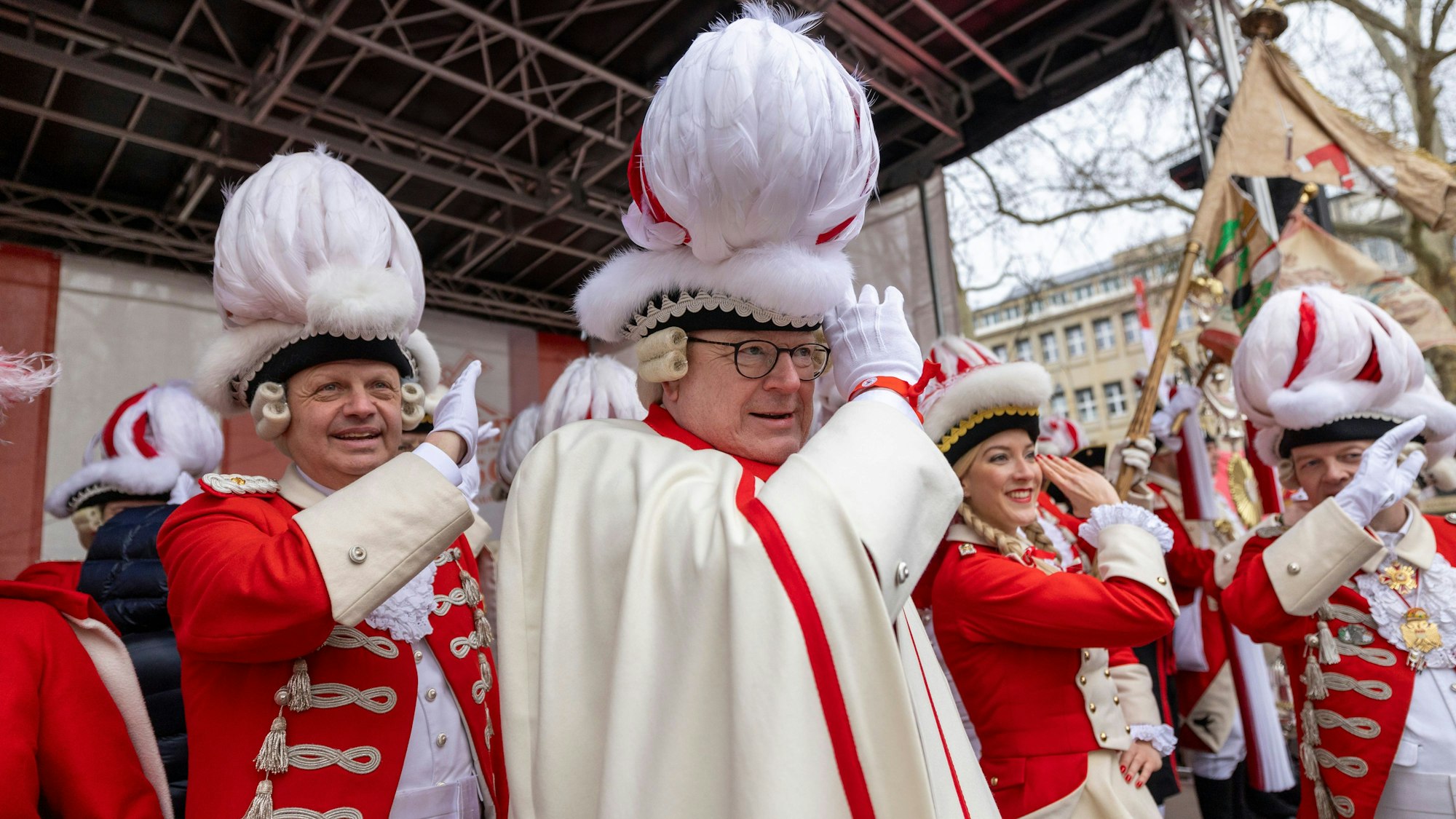 Mittendrin em Schmölzje: Der Kölner Oberbürgermeister Torsten Burmester im weißen Funkenumhang.