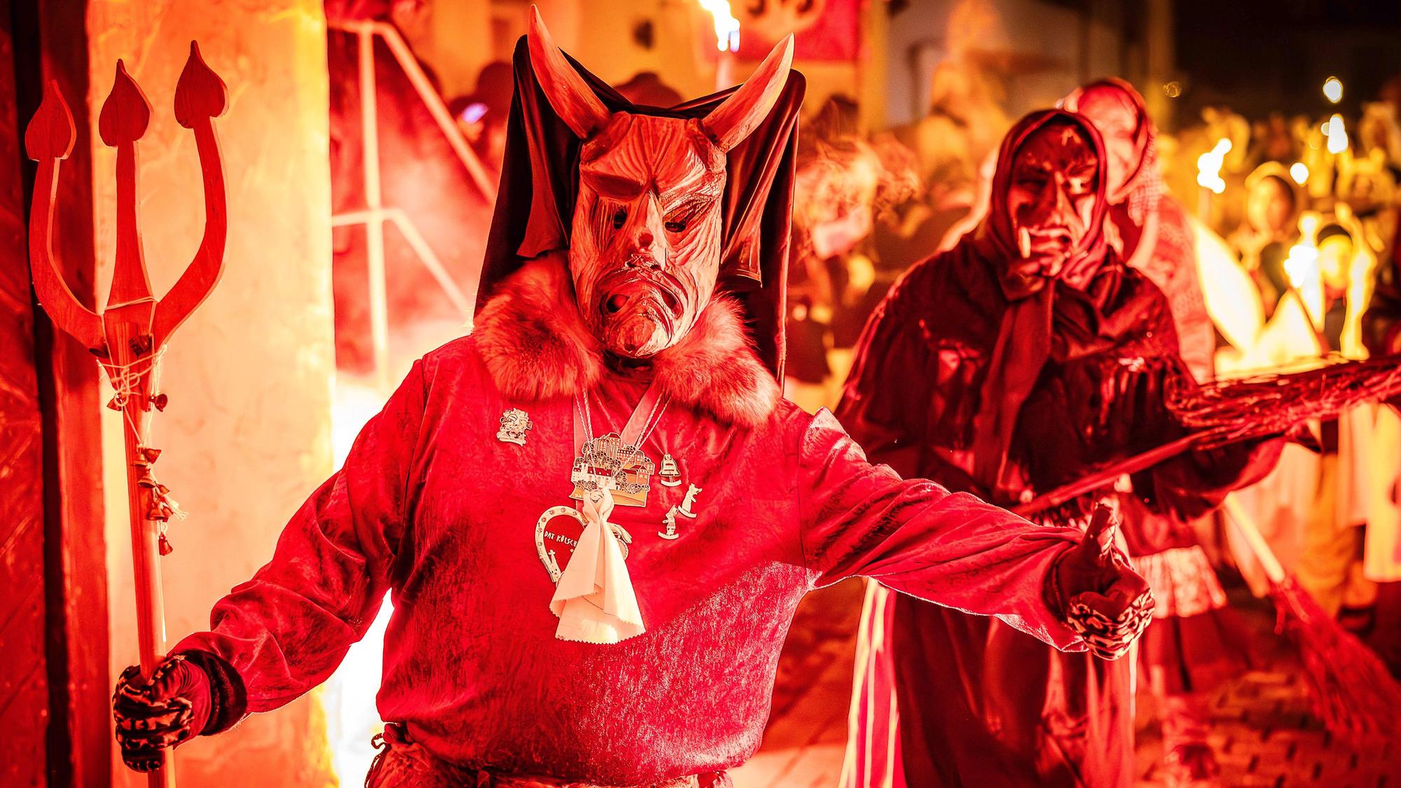 Der Teufel und Hexen verscheuchen die Winterdämonen.