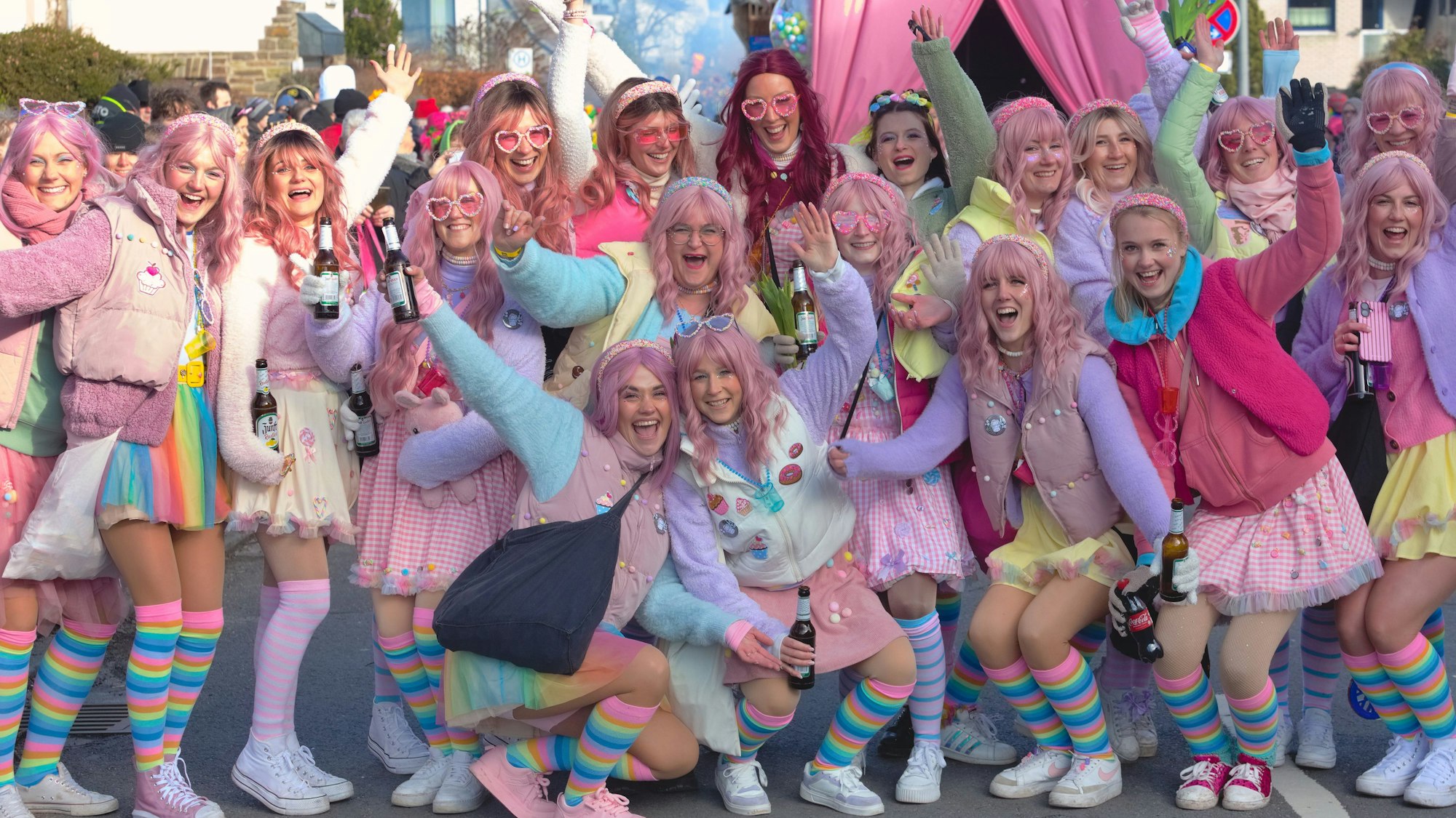 Eine bunt kostümierte Gruppen ist als Kamelle verkleidet.