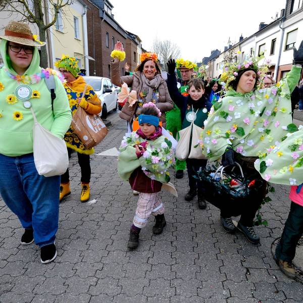 Als bunte Blumenwiese verbreiteten die Aktiven des Familienmesskreises Mechernich einen Hauch von Frühling.