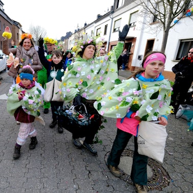 Als bunte Blumenwiese verbreiteten die Aktiven des Familienmesskreises Mechernich einen Hauch von Frühling.