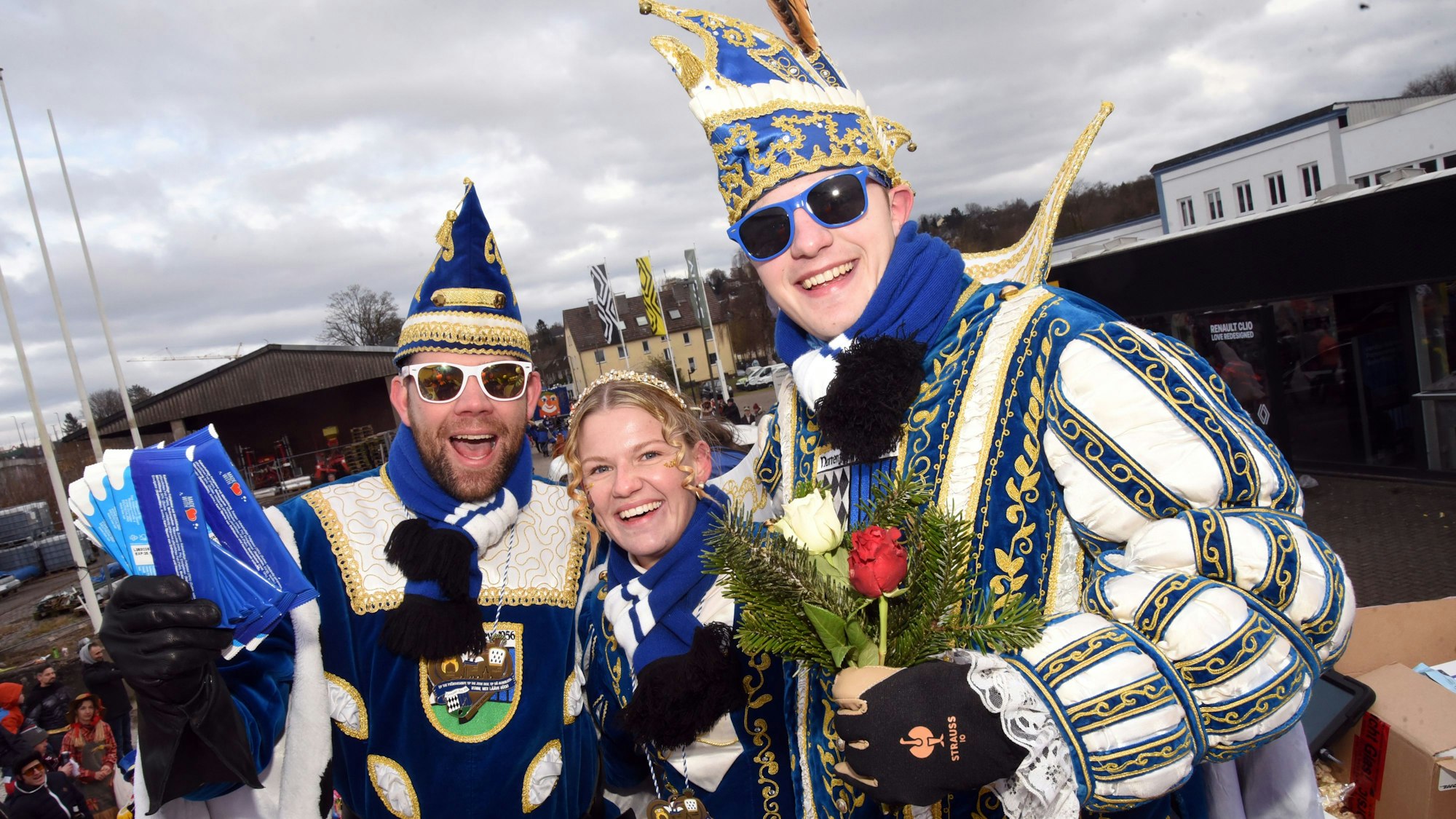 Das Wipperfürther Dreigestirn auf seinem Wagen.